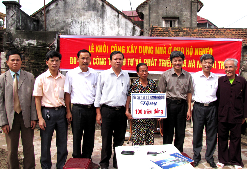 HANDICO hỗ trợ kinh phí xây dựng 3 nhà tình nghĩa tại huyện Quốc OAi, mỗi căn 100 triệu đồng. (Ảnh: Khởi công xây dựng nhà tình nghĩa tại gia đình bà Ngô Thị Kỳ, xã Đức Thượng)